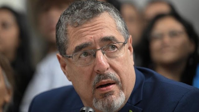 Presidente de Guatemala se enfrenta con Fiscal General por desaire Retrato de Arévalo en fondo neutro.