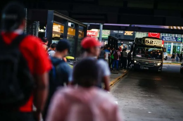 Javier Milei enfrenta paro de sector ferroviario Javier Milei en un retrato formal.