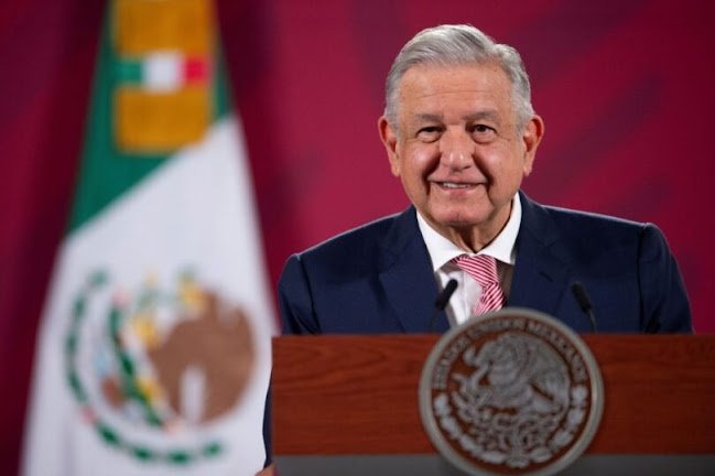 AMLO confirma izamiento de Bandera Nacional pese a Marea Rosa Imagen de un paisaje urbano moderno.