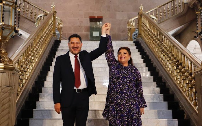 Prioridades en la transición de CDMX: Finanzas, movilidad y seguridad en el foco Clara Brugada y Laura Lovera en evento político.