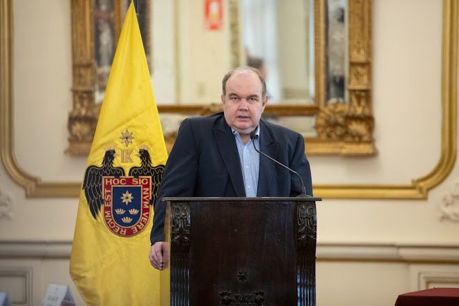 Propuesta de penalidad por retraso en Metro de Lima: 500 mil dólares al día, exige exalcalde Imagen de un evento con asistentes y decoración.