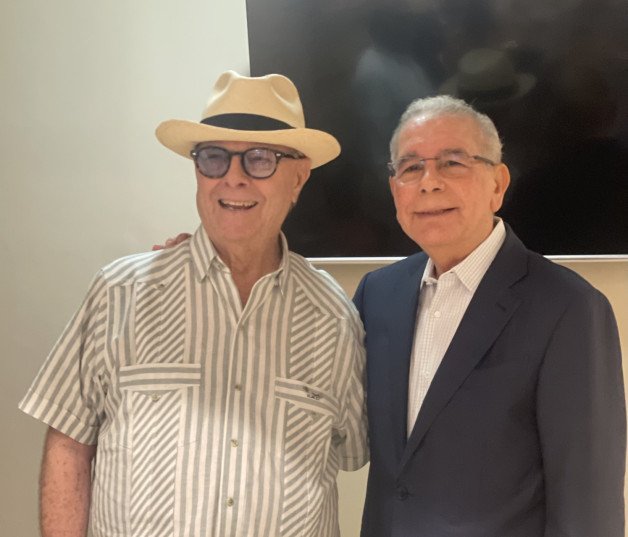 República Dominicana: Hipólito Mejía y Danilo Medina renuevan vínculos en encuentro histórico Imagen de un paisaje natural sereno.