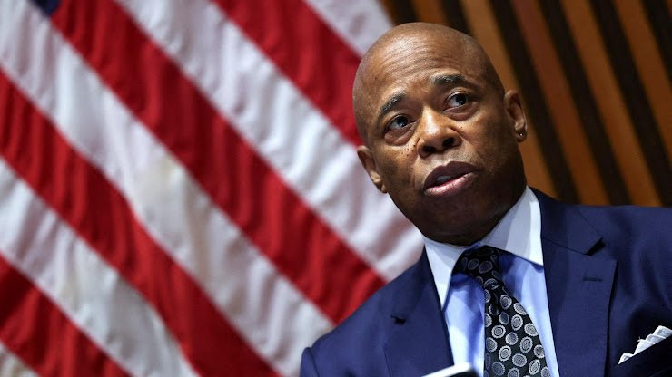 Alcalde de Nueva York Eric Adams, anuncia expansión de programa de tarjetas de débito para migrantes Eric Adams en un evento público.