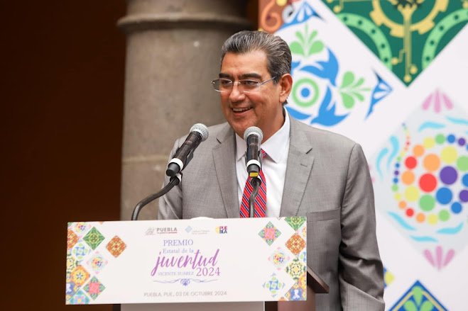 Sergio Salomón Céspedes será el nuevo comisionado del INM, anuncia Claudia Sheinbaum Sergio Salomón en evento institucional.