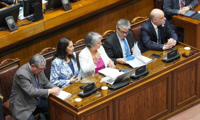 Senado chileno aprueba reforma al sistema de pensiones y la envía a la Cámara de Diputados Imagen de un paisaje urbano moderno.