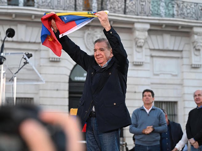 Venezuela intensifica la caza de opositores: $100,000 por Edmundo González Urrutia Imagen abstracta con tonos oscuros y texturas.