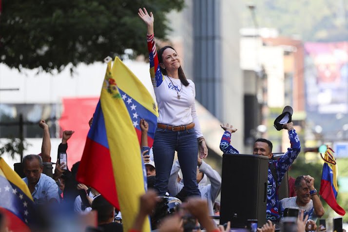 María Corina Machado detenida temporalmente en Caracas: la UE deplora la represión del régimen Imagen abstracta con tonos oscuros y texturas.