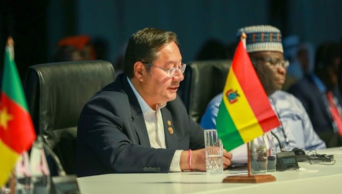 Bolivia se convierte en “Estado Socio” de los BRICS en un paso histórico, según Luis Arce Imagen abstracta con tonos oscuros y luces.