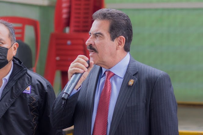 Reyes Villa confirma su participación: impulso clave para las primarias opositoras de Bolivia Hombre en un entorno urbano moderno.