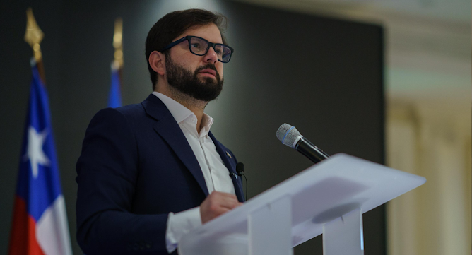 Chile: La Moneda niega incorporación al BRICS y confirma rol de observador de Boric en cumbre Diseño gráfico moderno y colorido.