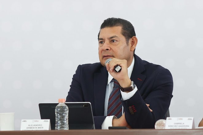 Alejandro Armenta garantiza que Ley de Ciberseguridad protege derechos sin limitar libertad de prensa Persona hablando en un evento político.