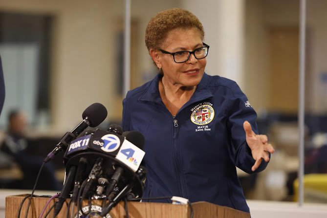 Karen Bass impone toque de queda en Los Ángeles tras protestas por redadas migratorias Imagen abstracta con tonos oscuros y texturas.