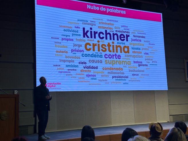 José Norte presentó “Un robot para hacer comunicación política” en el Congreso Internacional en Buenos Aires Imagen abstracta con colores vibrantes y formas.