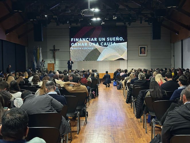 “Sin estrategia financiera no hay proyecto político”: la potente conferencia de Martín Curiman en el XVII Congreso de Comunicación Política Imagen abstracta con colores vibrantes y formas.