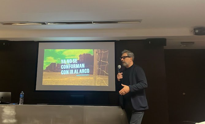 Jorge Imhof destaca la conexión entre fútbol, política y emociones en el XVII Congreso Internacional de Comunicación Política en Buenos Aires Imagen de un paisaje natural sereno.