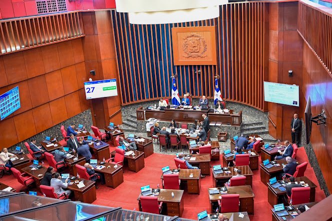 República Dominicana: Exigen revisar exigencia de firmas para candidatos independientes en proyecto electoral Imagen de un evento con asistentes y decoración.