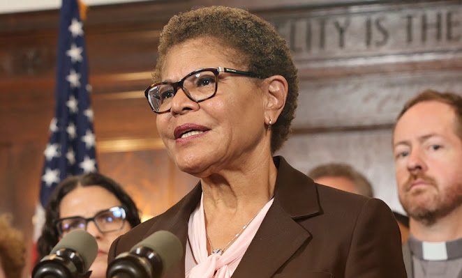Karen Bass impulsa demanda colectiva contra redadas del ICE por violaciones constitucionales Alcaldesa Karen Bass en evento público.