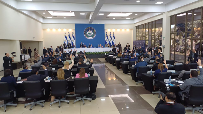 Entra en vigor la Ley Anticorrupción con nuevas exigencias para funcionarios públicos en El Salvador Logo de Sufragio en diseño moderno.