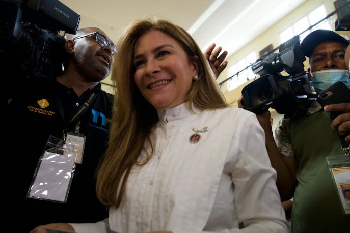 RD: Carolina Mejía y Wellington Arnaud lideran intención de voto en el PRM rumbo a la convención 2028 Patrón geométrico abstracto en colores vibrantes.