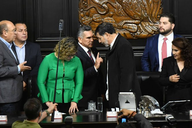 Fernández Noroña denunciará a Alejandro Moreno tras enfrentamiento en el Senado Diseño abstracto colorido y vibrante.