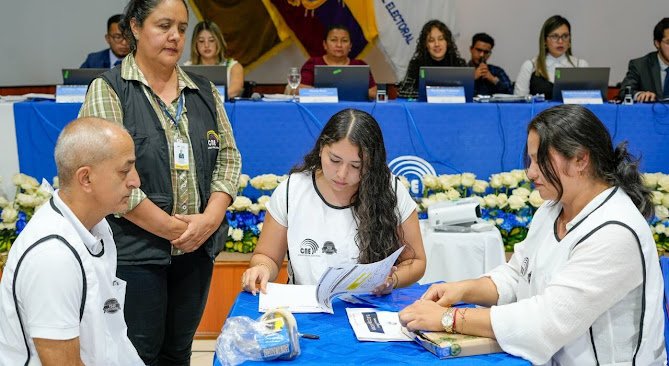 Ecuador: Sevilla Don Bosco elige por primera vez a sus autoridades cantonales Fondo abstracto colorido y vibrante.
