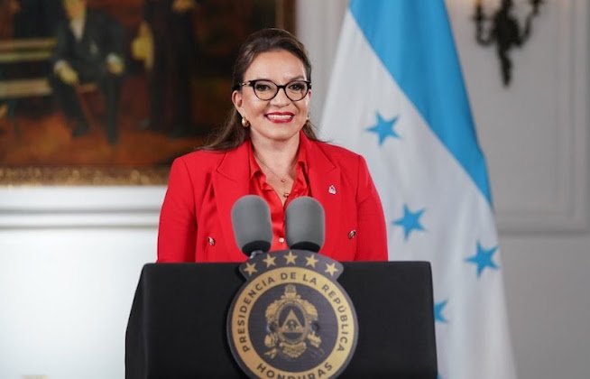 Xiomara Castro respalda reforma al sistema TREP y asegura comicios más transparentes en Honduras Retrato sonriente de Xiomara con fondo neutro.
