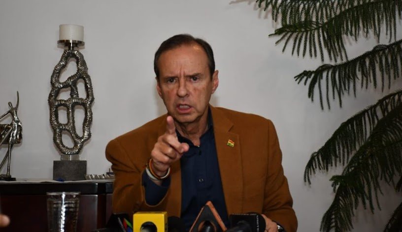 Imagen de un paisaje natural con montañas.