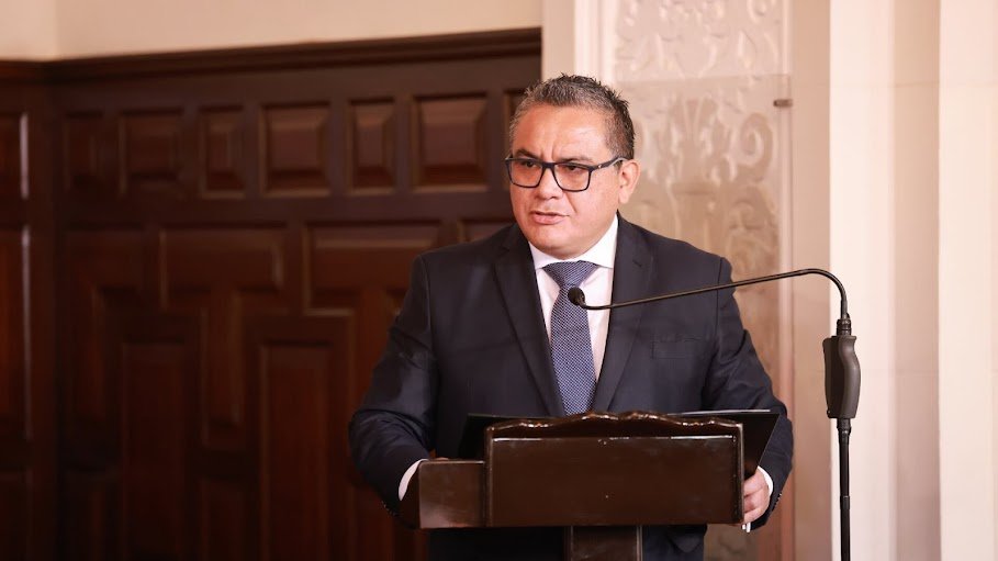 Imagen abstracta con colores vibrantes y formas.