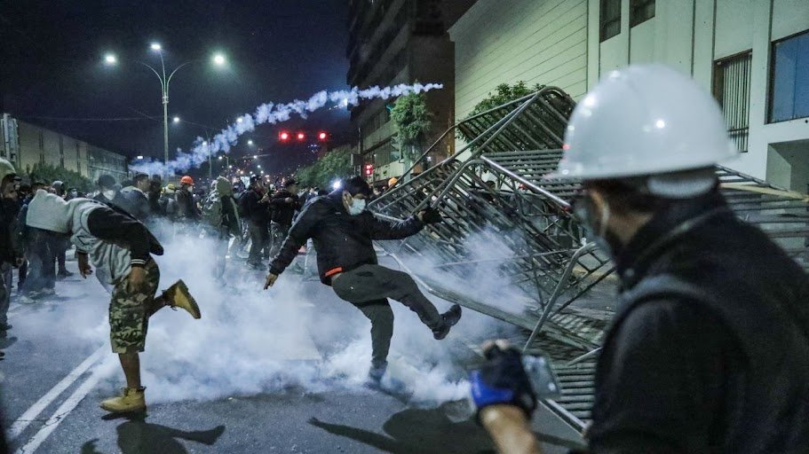 Persona en evento público con micrófono.