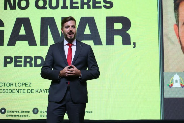 Víctor López: “Primero sentimos, luego pensamos” en la Cumbre Cartagena Persona sonriendo en un entorno natural.