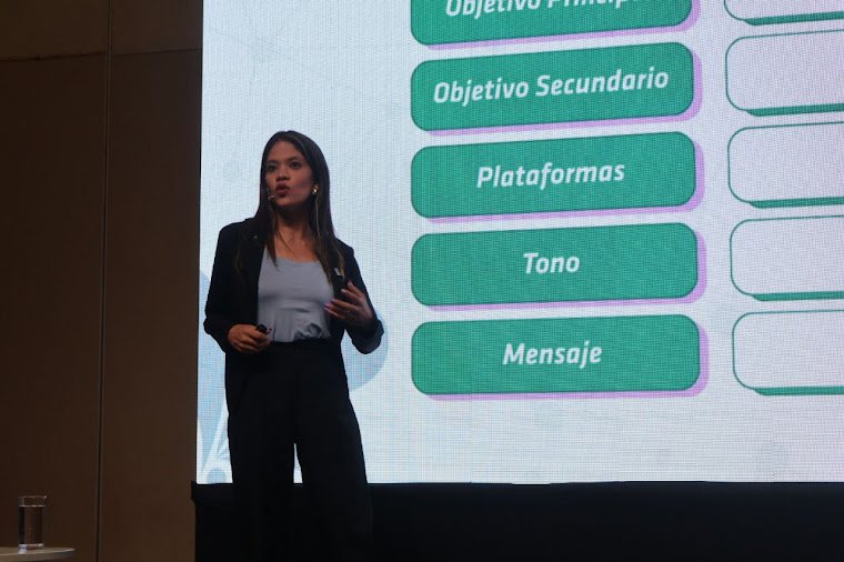 Persona sonriendo en un entorno natural.