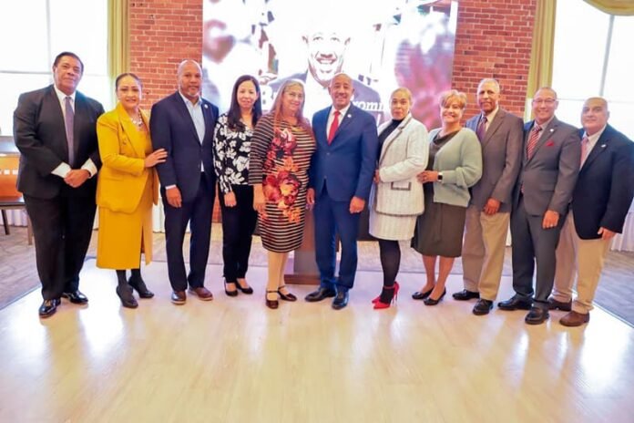 Brian DePeña consolida amplio respaldo político y empresarial rumbo a su reelección en Lawrence Lawrence Apoyo y Brian en evento.