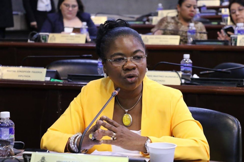 Celebración del sufragio con participantes sonrientes.
