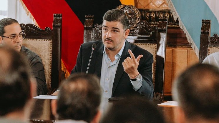 Imagen abstracta con colores vibrantes y formas.