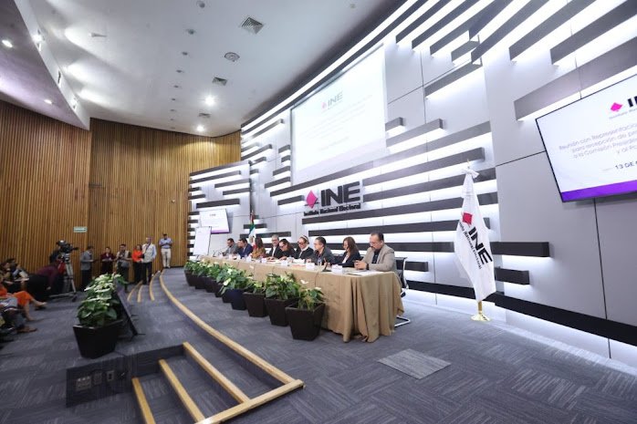 Reunión del INE con partidos políticos locales.