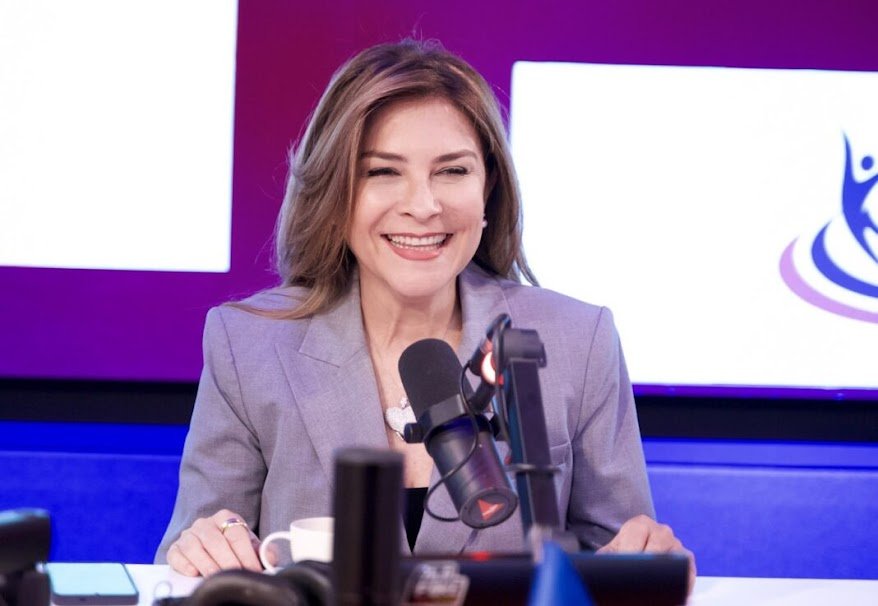 Paisaje natural al atardecer con colores vibrantes.