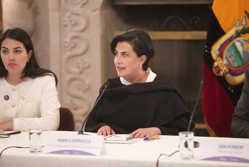 Ecuador cumple 15 días de paro indígena; Gobierno detalla medidas económicas al Cuerpo Diplomático La canciller y ministros durante una reunión.