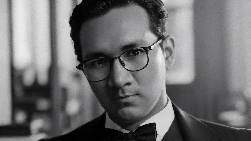 Retrato de Olalde en fondo neutro.