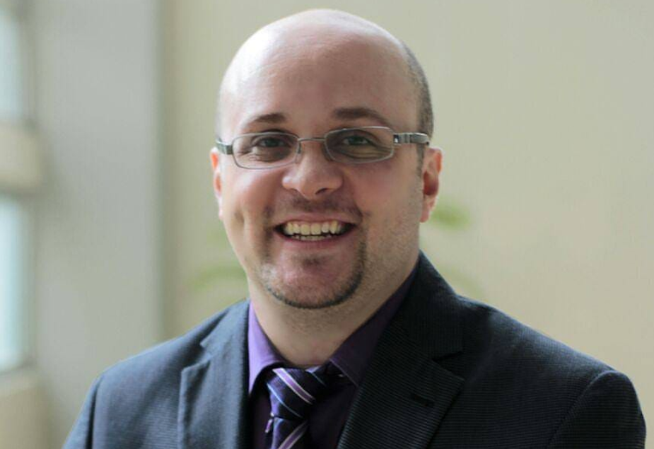 Retrato de Ranniero en fondo neutro.