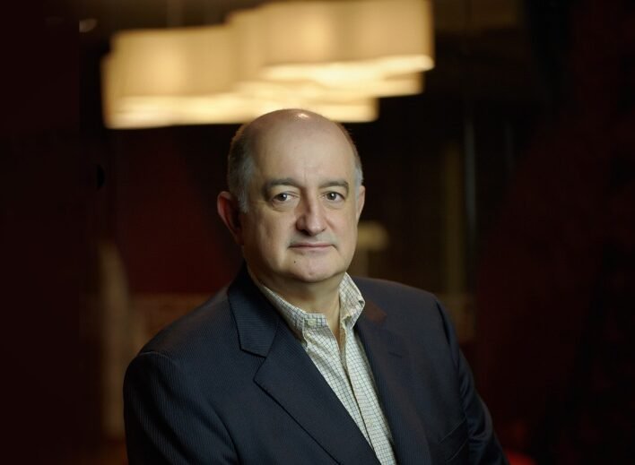 Retrato de Roy Campos sonriendo.