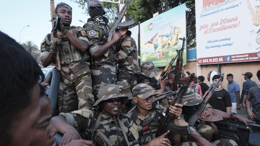 Unidad militar rebelde toma el poder en Madagascar.