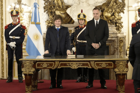 Manuel Adorni asume como jefe de Gabinete y conservará su rol de portavoz del Gobierno argentino